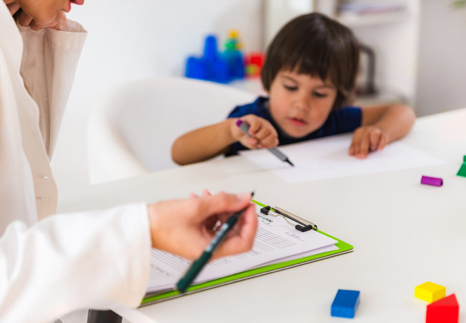 El valor del material didáctico de madera en la Psicología infantil
