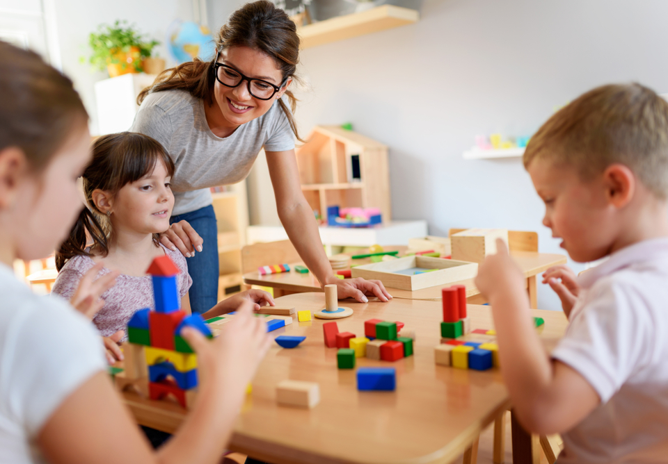 Material didáctico de madera: beneficios en la educación preescolar y primaria